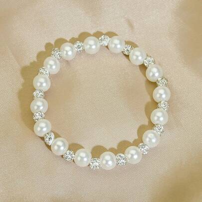 1条优雅的法式宫廷风格珍珠手链，适合女性佩戴，采用闪亮水晶和仿珍珠设计，弹性舒适，非常适合派对、通勤和作为礼物，是一款优雅的弹力配饰。