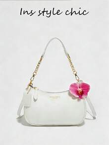 这是一款白色女士单肩包，采用PU材质制成。它是一款纯白色女士手提包，饰有红色花朵吊坠和字母装饰。这款包采用顺滑的拉链设计，配有链条手柄和可调节长肩带，方便您肩背、斜挎或手提。 - 白色 - 查看 1