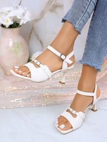 Giày cao gót mũi vuông màu trắng với quai kép và khóa bạc - Sandal đế dày phù hợp với quần jeans. - trắng - Xem 7