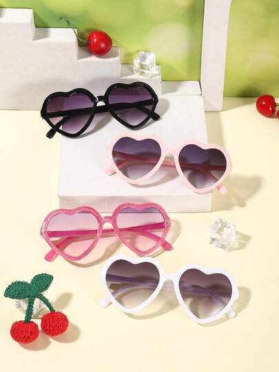 Bộ 4 kính thời trang cho bé gái 4-8 tuổi, họa tiết trái tim dễ thương, gọng PC nhẹ, kiểu dáng ngọt ngào, lý tưởng cho du lịch nghỉ lễ và các hoạt động ngoài trời, kèm hộp đựng kính.