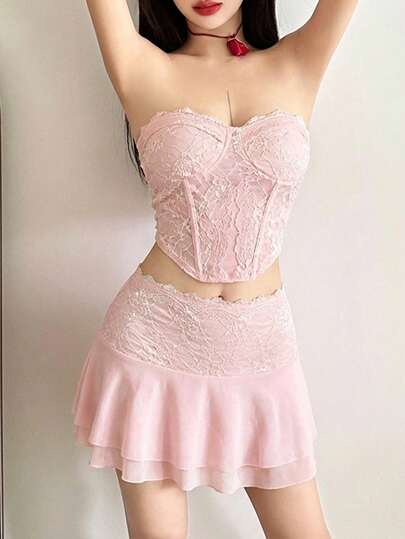 סט מחוך תחרה ללא גב וחצאית מיני ורודה שכבתית לנשים של Top Dazzle - תלבושת מסיבה סקסית בשני חלקים