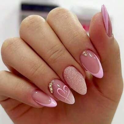 24 uñas postizas de forma de almendra de tamaño mediano, con decoración romántica de corazones rosas y cristales, para crear una elegante manicura francesa, un regalo ideal para el Día de San Valentín