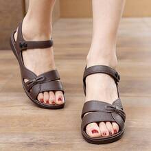 Sandalias de suela gruesa con talón de mujer Sandalias de madre con lazo plisado y botón hasta la mitad de la pantorrilla. Nuevo estilo de verano. Moda para mujer. Sandalias planas. Zapatos antideslizantes de suela plana para mujeres de mediana edad y mayores. - Marrón - Ver 7