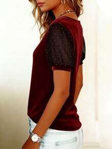 Camiseta de mujer de manga corta con malla de lunares, cuello alto, ajuste elegante, casual y versátil. Vacaciones de verano - Burdeos - Ver 3