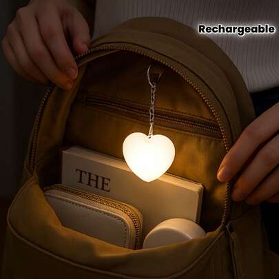 Luz nocturna en forma de corazón, diseño minimalista moderno, apariencia de unicolor, sensor automático y control táctil, batería recargable, fuente de luz LED. Compacta y portátil, se puede colgar en el bolso o llavero, o colocar en el escritorio como decoración, práctica y pensativa