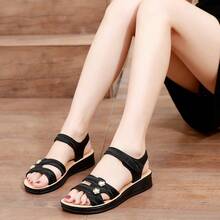 Sandalias de suela gruesa con talón de mujer Sandalias para madres de mediana edad Novedades de verano Sandalias planas de moda para mujer para exteriores Suela plana antideslizante Zapatos para abuelas de mediana edad y mayores Cierre de Sandalias casuales con perlas y flores - Negro - Ver 5