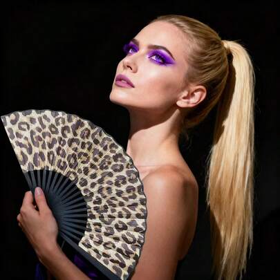 1 قطعة مروحة من البامبو بطبعة نمر على الطراز الأوروبي والأمريكي، عظم أسود، عملية وزخرفية، مناسبة للتبريد الصيفي، تتناسب مع ملابس هانفو وتشونغسام، ويمكن استخدامها أيضًا كدعامة لعروض الرقص