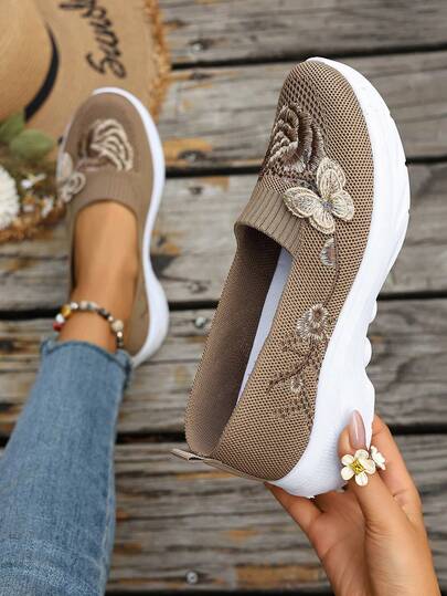 一双春秋新款休闲鞋，蝴蝶装饰，宽大结实，大码女鞋，轻便透气，适合作为节日礼物