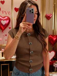 Camiseta sin mangas de punto para mujer, nueva colección primavera/verano, de estilo minimalista y elegante, con cuello redondo, diseño sin mangas, decoración con botón con forma de corazón, top corto y ajustado en color rosa, adecuado para uso casual, trabajo, viajes, citas, ceremonias de graduación y fiestas - Marrón - Ver 4