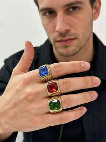 这款男士戒指设计稳重优雅，商务休闲风格，镶嵌红/绿/蓝三色锆石，采用316不锈钢材质，并真空镀18K金，经久耐用，防磨损，防水，不褪色，低致敏性，时尚休闲，适合男士佩戴。 - 金色 - 查看 9