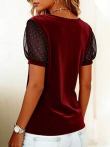 Camiseta de mujer de manga corta con malla de lunares, cuello alto, ajuste elegante, casual y versátil. Vacaciones de verano - Burdeos - Ver 2