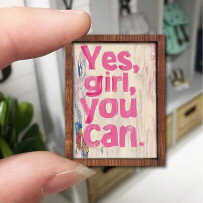 1件迷你木制装饰品，“Yes You Can”字母设计，迷你娃娃屋装饰画，农舍木框迷你标牌，娃娃屋饰品，吊坠，励志装饰画，乡村风格多层托盘装饰，娃娃屋场景装饰道具，适合创意复活节、婚礼礼物、娃娃屋家居装饰和励志标牌家居装饰