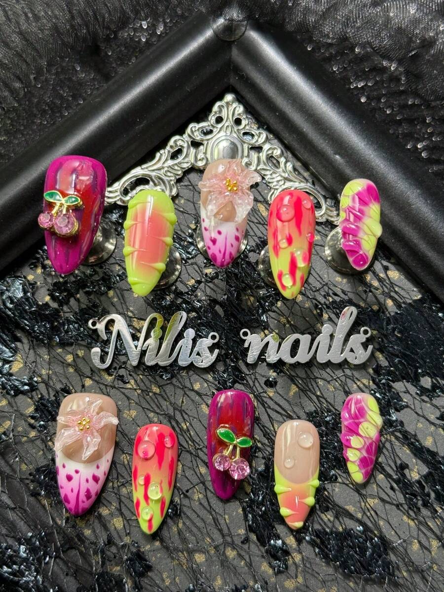 10 Stücke Mandelförmiges Nagel Acryl Set, lila Nägel, weiß-lila French Nägel, rosa & neongrün Farbverlauf, handgemalte lila Punkte & asymmetrische lila, rosa Linien & neongrüne Tropfen und andere geometrische Muster, 3D Harz Blumen & rosa Kirsch Strass kombiniert mit Metallblättern und anderen Nagel Accessoires, süßer und cooler Traummädchen Stil