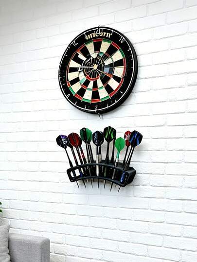 1个21孔壁挂式飞镖靶架，适合存放21支飞镖，可放置于客厅、卧室、书房、酒吧等场所，节省空间设计，是万圣节、圣诞节、派对的理想礼物，适合学生、家人、朋友和亲戚。