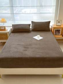 Solid Deep Brown Skin-Friendly Soft Comfortable Warm Crystal Velvet Fitted Sheet 3 Pieces Set (1*Fitted Sheet + 2*Pillowcases), Machine Washable, Suitable For Bedroom & Guest Room, All Seasons - Coffee Brown - View 4