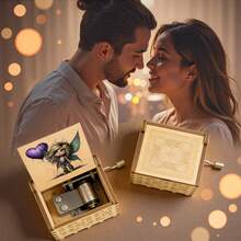 Hộp nhạc cổ tích mộng mơ 1 chiếc với đôi cánh rung rinh, kết hợp với tay cầm bằng vải denim rách độc đáo trên quả bóng hình trái tim, nền họa tiết vẩy sơn nghệ thuật tạo thêm không khí đặc biệt, âm thanh trong trẻo và du dương, một hành trình âm nhạc lãng mạn dù dùng để trang trí bàn làm việc hay làm quà tặng ý nghĩa, phong cách ấm áp và thư giãn, thích hợp để làm quà tặng và trưng bày trên bàn. - Một cỡ - Xem 10