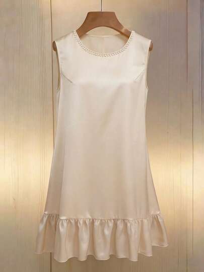 大码女士优雅圆领珍珠装饰无袖A字荷叶边下摆宽松短裙，适合日常穿着和办公场合