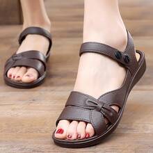 Sandalias de suela gruesa con talón de mujer Sandalias de madre con lazo plisado y botón hasta la mitad de la pantorrilla. Nuevo estilo de verano. Moda para mujer. Sandalias planas. Zapatos antideslizantes de suela plana para mujeres de mediana edad y mayores. - Marrón - Ver 1