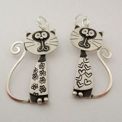 Pendientes con forma de gato hechos a mano de cobre vintage con patrón de corazón, pendientes de animales, esenciales para amantes de los animales, pendientes para mujeres