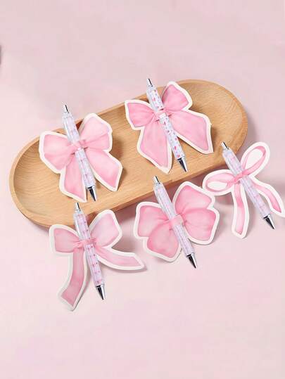 48 piezas - Juego de bolígrafos retráctiles con diseño de lazo de colores variados. Características: diseño de lazo, ideal para fiestas, estudiantes, intercambios de regalos de oficina y obsequios de fiestas escolares. Regalo de fiesta con lazo rosa, regalo neutro en género, perfecto para diario, toma de notas, escuela, oficina y uso doméstico. Regalo de Acción de Gracias y Navidad.