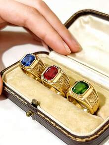 这款男士戒指设计稳重优雅，商务休闲风格，镶嵌红/绿/蓝三色锆石，采用316不锈钢材质，并真空镀18K金，经久耐用，防磨损，防水，不褪色，低致敏性，时尚休闲，适合男士佩戴。 - 金色 - 查看 8