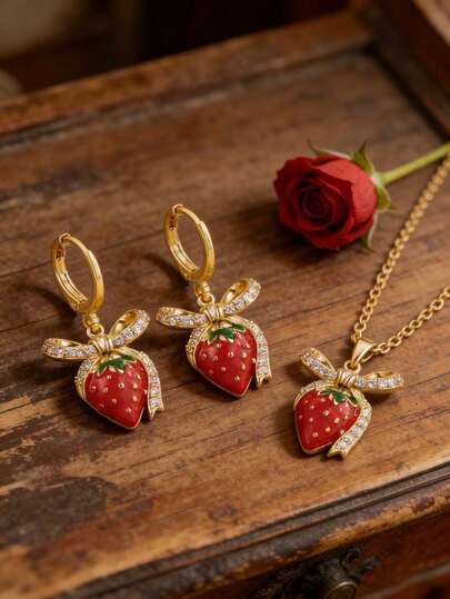 一套精美迷人的女士项链耳环套装，红色草莓造型，镶嵌闪亮水钻，适合日常佩戴和送礼，是送给女儿或朋友的绝佳礼物。