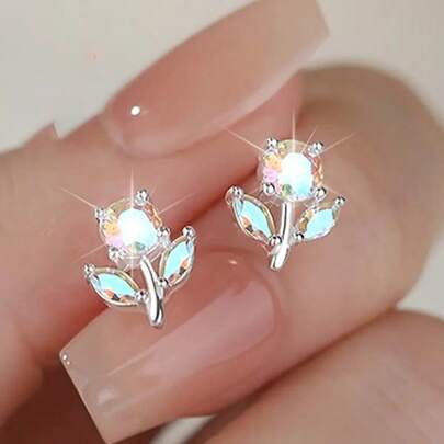 Bộ khuyên tai thời trang này gồm hai chiếc. Khuyên tai bạc S925 được đính những bông hoa đá zirconia tổng hợp nhiều màu sắc, rất phù hợp cho những buổi đi chơi và tụ họp hàng ngày.