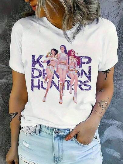 Camiseta gráfica inspirada en K-Pop para mujeres - Diseño de Keep Dancing Hunters con letras de canciones de TWICE, cuello redondo, manga corta, top casual de verano para atuendos casuales y fanáticos del K-Pop, camiseta de moda de primavera/verano lavable a máquina con estampado floral vibrante y ajuste relajado, con diseño de grupo s para tu atuendo