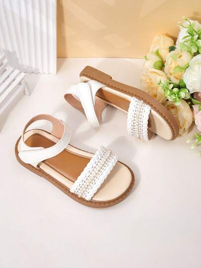1 đôi sandal quai dệt đính ngọc trai cho bé gái, đế cao su nhẹ chống trượt, hở mũi, cổ thấp, quai điều chỉnh được, đế bằng, kiểu dáng đa năng cho những chuyến đi chơi cuối tuần / tiệc trà ngoài trời.