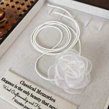 Collar de corbata con flor de camelia 3D estilo francés vintage, collar gargantilla minimalista de cuerda de cera con flores, elegante joyería de cadena de clavícula de nicho para mujeres - Blanco / Borde quemado / Flor grande - Ver 5