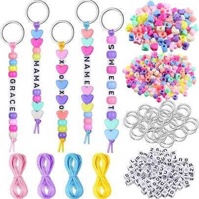 一套钥匙扣吊坠串珠工艺套装，包含约264颗各种颜色的珠子，例如字母珠、心形珠和大孔珠，非常适合DIY和节日礼物。