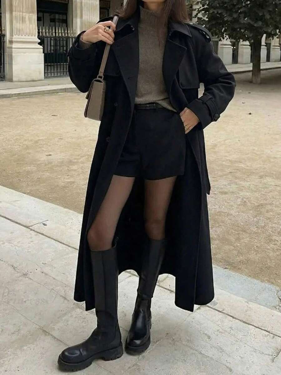 女士长款黑色风衣，双排扣翻领，腰部系带设计，优雅百搭，适合工作和派对场合，冬季穿着。