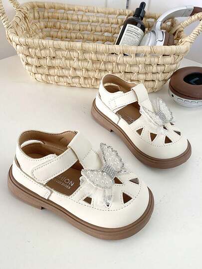 1双米色女童/幼儿软皮镂空透气鞋，饰有闪亮仿珍珠蝴蝶结，经典圆头舒适防滑绑带设计，时尚可爱公主/学院风凉鞋，适合日常、休闲、度假穿着，春夏新品