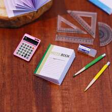 Set Alat Tulis Miniatur Skala 1:12 ini mencakup model buku catatan dengan sampul lipat, pensil dan penggaris, model penghapus, model kalkulator, dan barang-barang lainnya. Dapat digunakan sebagai dekorasi rumah boneka realistis, properti fotografi, atau dekorasi taman miniatur. - MultiWarna - View 6