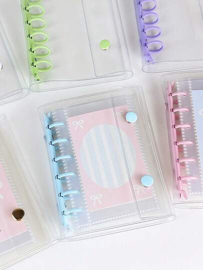 A7尺寸透明便携式文件袋，双扣设计，适合存放照片，也可作为相册、文具袋、笔记本袋、贴纸簿袋、办公用品袋、学习用品袋使用。