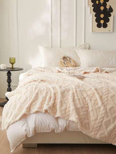 1件象牙色菱形图案柔软舒适毯，亲肤材质，可铺在沙发、床上，可机洗，适合卧室、客房，四季皆宜。