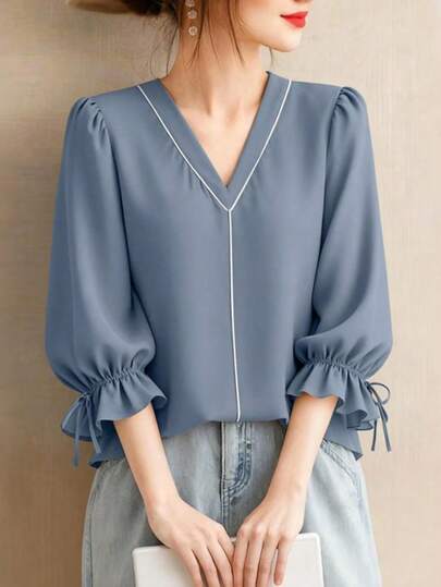 柔和V领浅蓝色七分袖抽绳荷叶边下摆通勤修身衬衫