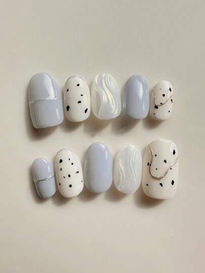 10片纯手工制作的按压式美甲片，短款椭圆形美甲，蓝白相间，简约高端风格，蓝白撞色，手绘线条，细点点缀，自然柔和，适合女性和女孩，春夏秋冬节日派对及日常佩戴。