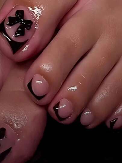 升级你的美甲风格！24片装短方形脚趾甲贴片，黑色法式亮面全覆盖脚趾甲套装，饰有黑色蝴蝶结，包含1片果冻胶和1个指甲锉，适合派对、婚礼、日常佩戴。