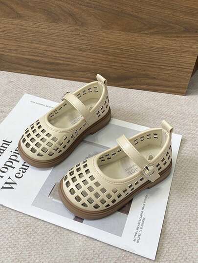 1双女童象牙色平底鞋，柔软舒适的PU材质，镂空绑带圆头休闲公主鞋，适合3-12岁儿童，2026春夏新款