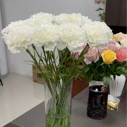 高品质仿真康乃馨，质地柔软亲肤，适用于婚礼装饰、新娘捧花。也适合作为女士礼物、生日礼物、母亲节礼物、情人节礼物和浪漫装饰。