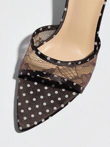 宽腰尖头优雅小猫跟低跟鞋，适合春夏时尚、派对、休闲、户外、旅行、工作场合，也可作拖鞋穿着。高端品质经典复古亮色波点透气蕾丝质感成熟高贵深色鞋履，斋月高跟凉鞋。 - 棕色 - 查看 8