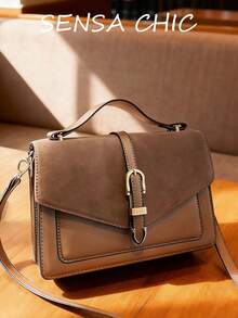 这款时尚手提包采用磁扣开合设计，配有顶部提手和可调节肩带，提供多种携带方式。内部空间可容纳口红、钥匙和化妆品等日常必需品，适合女性通勤、外出、约会、购物和日常活动。 - 棕色 - 查看 10