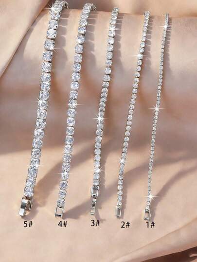 这款多尺寸全锆石网球手链，采用奢华嘻哈风格，银色底色搭配“密集锆石镶嵌+网球链结构”设计，融合了闪耀的嘻哈气息和精致的奢华珠宝质感。成熟风格，适合日常出行、时尚穿搭和休闲派对。
