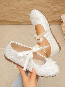 Giày Mary Jane đính sequin hình bướm mùa hè 2026 mới cho nữ, giày búp bê ren thấp cổ, giày bệt buộc dây ngọt ngào, chống trượt, chống mài mòn, thoải mái, phù hợp cho mua sắm hàng ngày, trà chiều, kỳ nghỉ biển. Họa tiết bướm 3D sống động và bắt mắt, sequin ren tinh tế và mộng mơ, dây buộc ruy băng satin thanh lịch và duyên dáng, đế mềm thoáng khí và không bí bách, dễ dàng tạo nên một bầu không khí ngọt ngào. - trắng - Xem 9