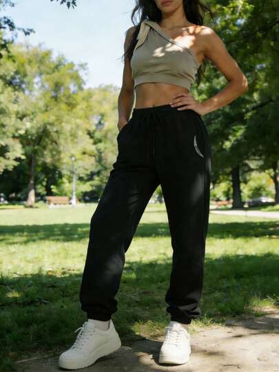 新款百搭宽松女士休闲运动裤，适合日常穿着、慢跑、休闲放松，是美丽女士的必备单品。