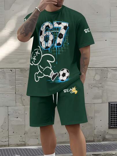 Bộ đồ thể thao in hình gấu hoạt hình chơi bóng đá: Áo tay ngắn màu xanh đậm với quần short cùng màu, phong cách graffiti đường phố, bộ đồ thể thao thường ngày thời trang, phù hợp cho các hoạt động ngoài trời và tập luyện.