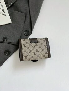 女士PU皮革字母印花三折短款钱包，多卡位设计，容量大。时尚便携，复古五金配件，可作零钱包和小钱包使用。是女孩和上班族工作旅行的理想之选，也是完美的生日礼物。 - 淺灰色 - 查看 7