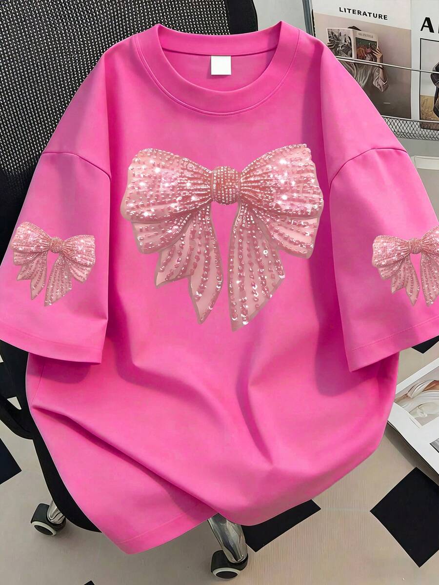 Tee-shirt décontracté à col rond et manches courtes avec imprimé nœud pour femmes grandes tailles. Convient pour les vacances d'été, la plage, les stations balnéaires, le printemps, la Saint-Valentin, les tenues de carnaval. Convient pour le port quotidien, les sorties, les festivals, la plage, les fêtes, les anniversaires, les rassemblements, l'école, les festivals de musique, les cadeaux pour la fête des mères ; tenue d'été pour femmes, vêtements de vacances pour femmes - Rose vif - Voir 1