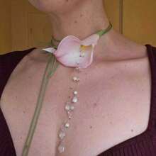 This Handmade Designer Calla Lily Necklace Is A Women's Necklace Featuring A Crystal And Pearl Tassel Pendant.It Is Adorned With An Elegant French Floral Pattern And Bohemian Style, Making It Very Suitable For Parties, Banquets, Weddings, Holidays, Vacations, Dates, And Other Occasions. - 粉色 - 查看 1